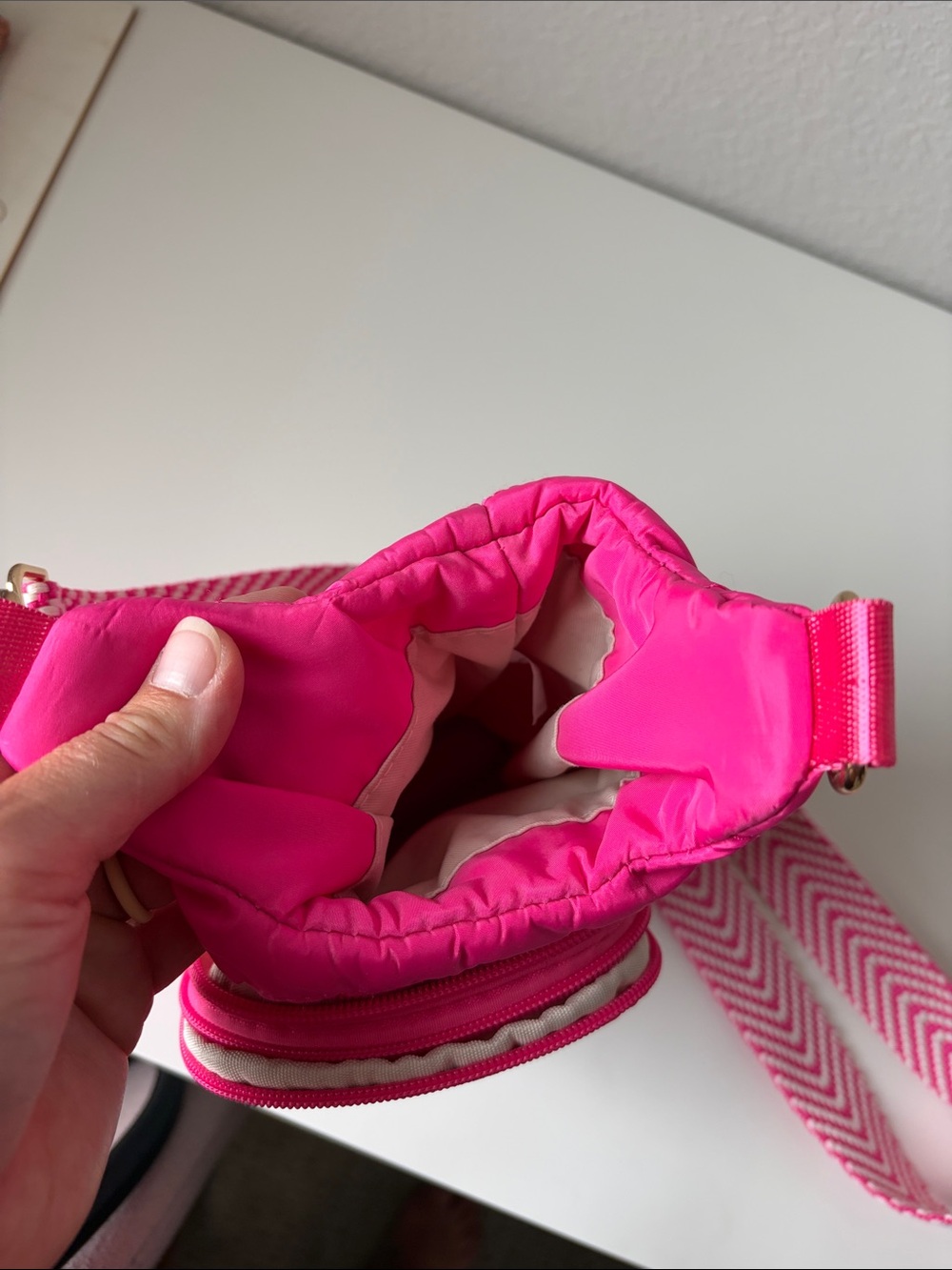 WanderFull Hot Pink Crossbody Hydrobag - Picture 4 of 5